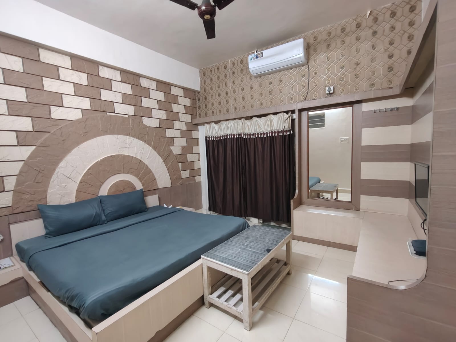 Hotel Neelam - Tap to explore photos