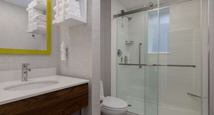 Hampton Inn & Suites by Hilton Toronto Downtown Room Type - 1 KING BED ROOM