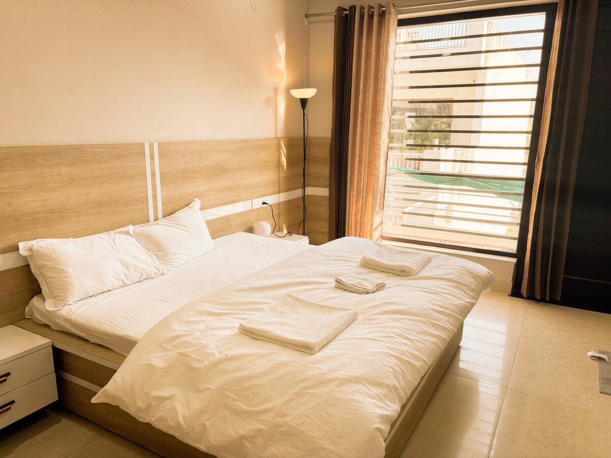 Amur Stays 4: 6 Bedroom Independent Floors - Tap to explore photos