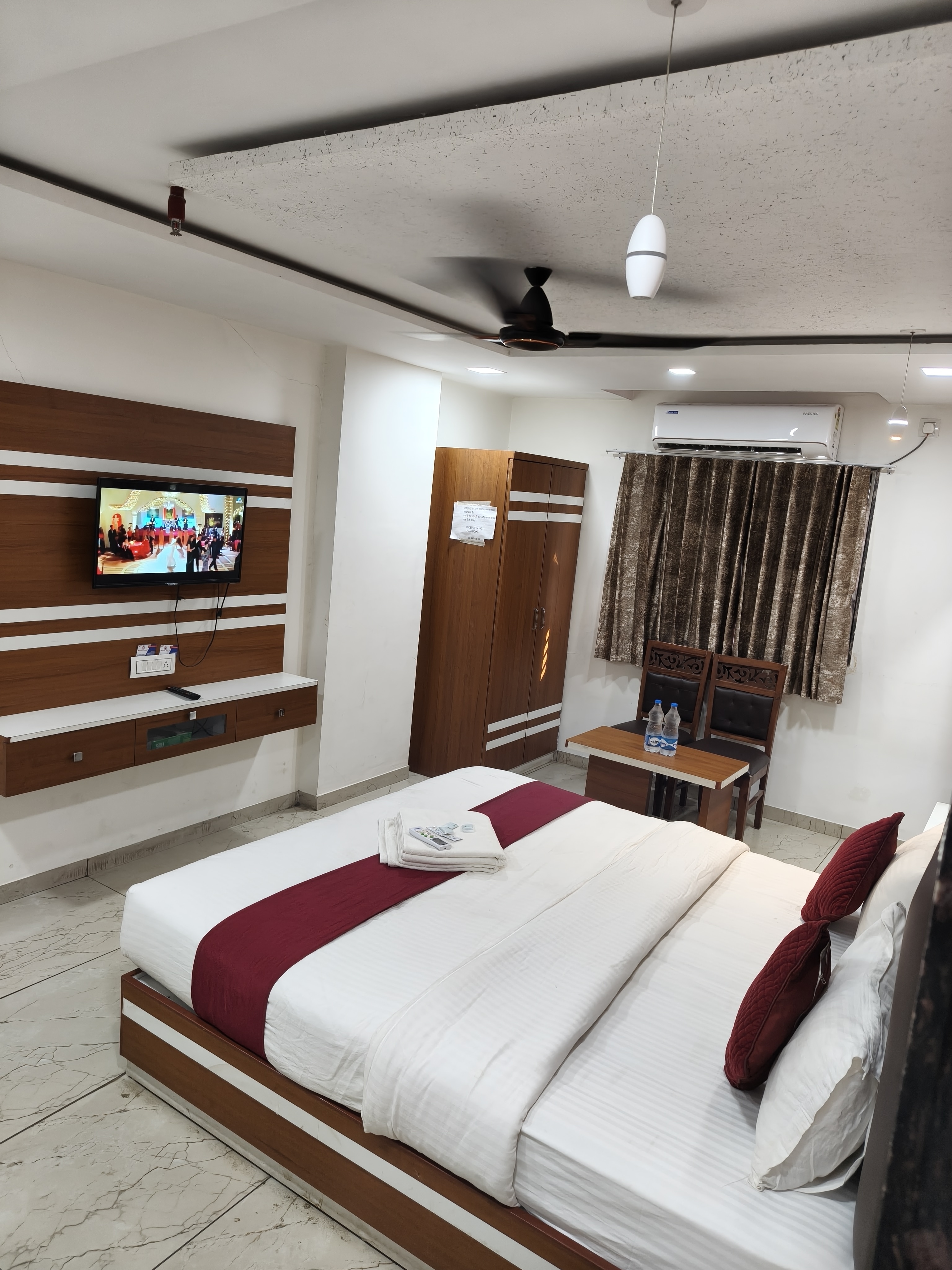 Hotel Vinay - Tap to explore photos