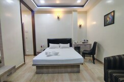 Hotel Holiday Palace & Tarang Restaurant