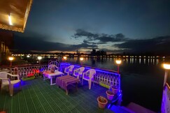 Lake palace group of houseboat