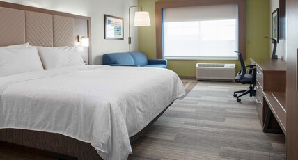 Holiday Inn Express WELLS-OGUNQUIT-KENNEBUNK Room Type - 1 King Bed Suite Additional Living Area