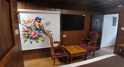 Snow King Retreat - The Heaven Room Type - FAMILY SUITE  2 DOUBLE BED FOR 4 PAX , 2 BATHROOM WITH LAWN ,SWING