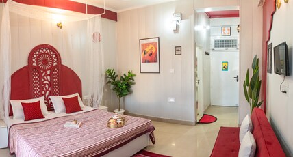 Brij Stays - Next to Isckon & Prem Mandir Room Type - Cherry Blossom - Kunj III