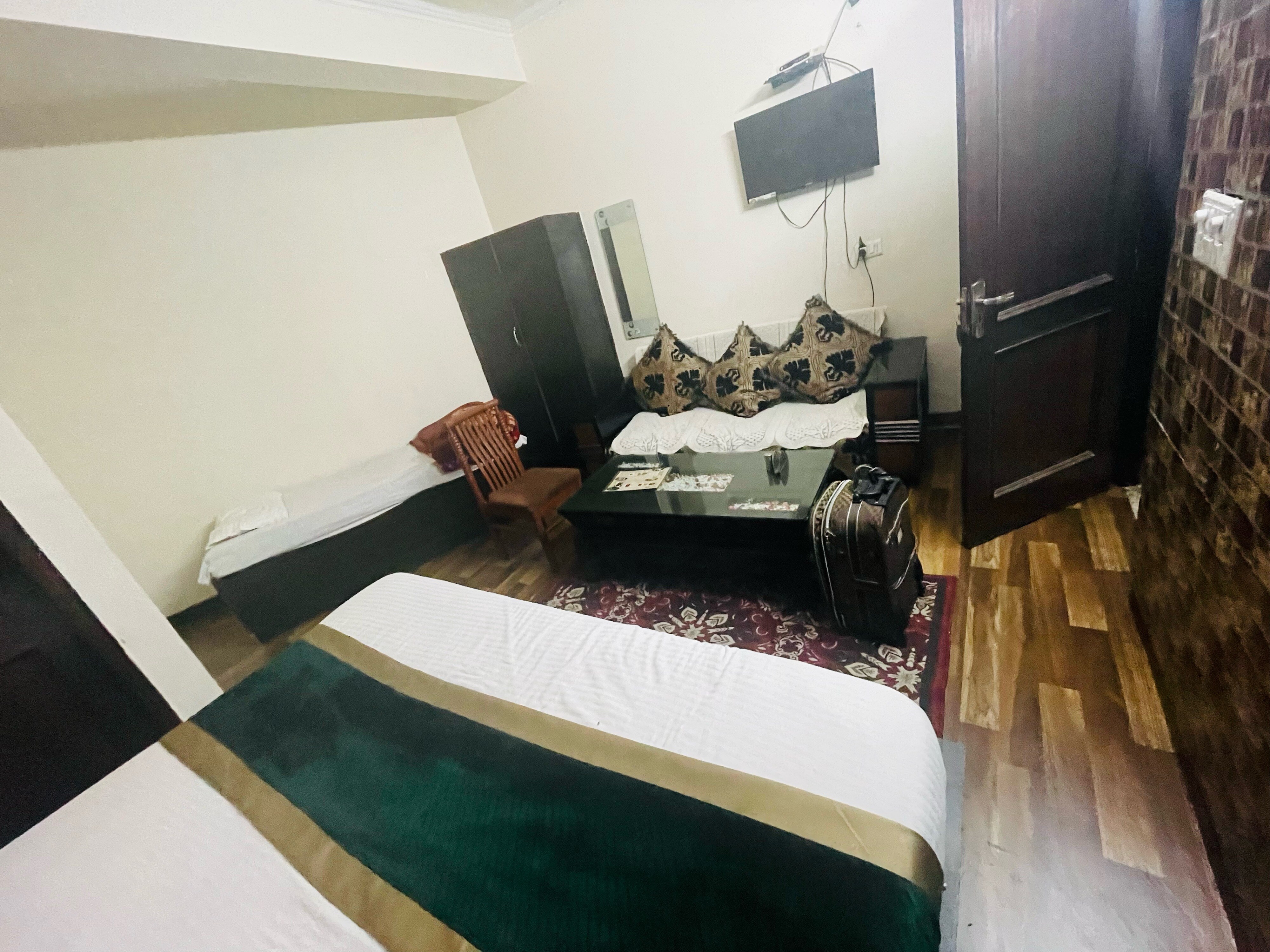 Hotel Kulwants - Tap to explore photos