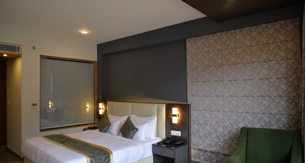 The Khar (Centrally heated with Air-Conditioning) Room Type - Premium Deluxe with Balcony Mountain view
