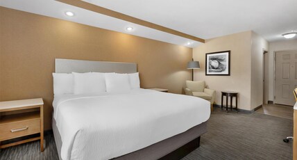 Best Western Cooperstown Inn & Suites Room Type - Accessible - 1 King, Mobility Accessible, Communication Assistance, Bathtub, Non-Smoking, Full Break