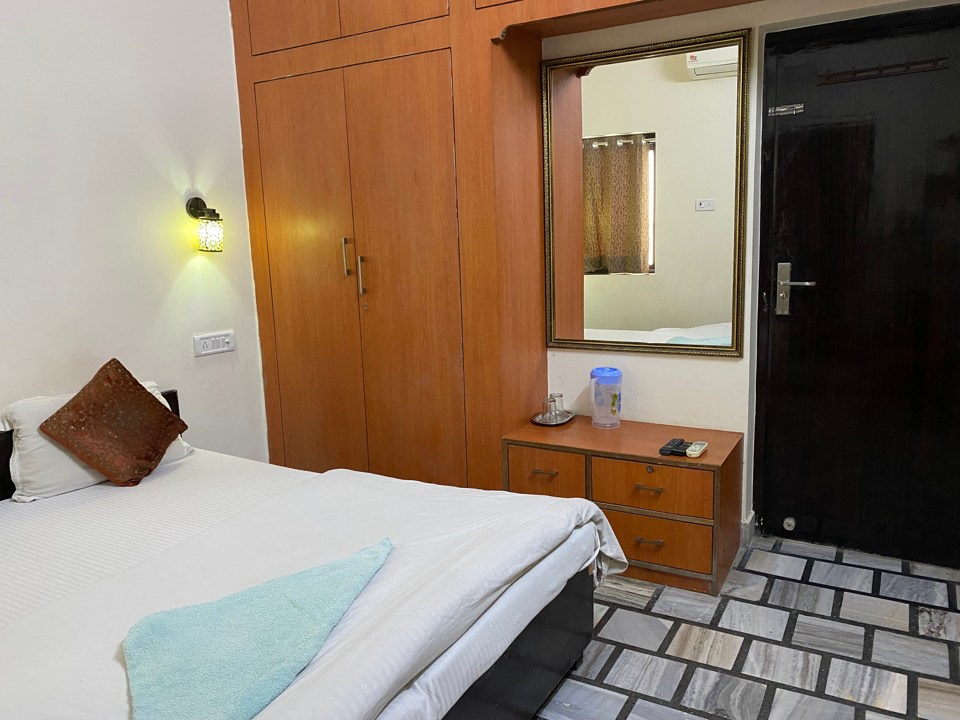 Hotel Vacation - Tap to explore photos