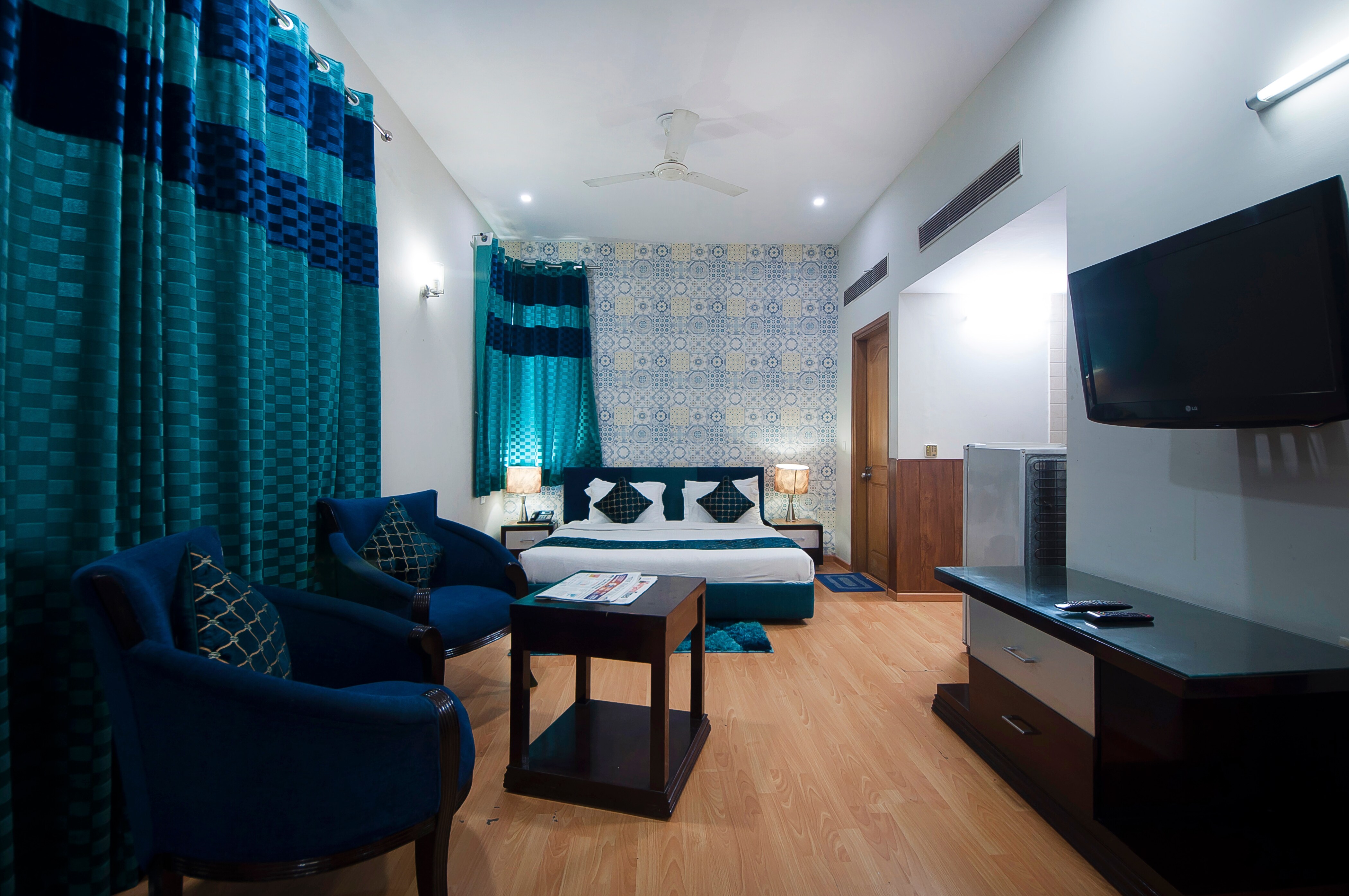 Deluxe Imperial Apartments | Fortis/Max/Huda - Tap to explore photos