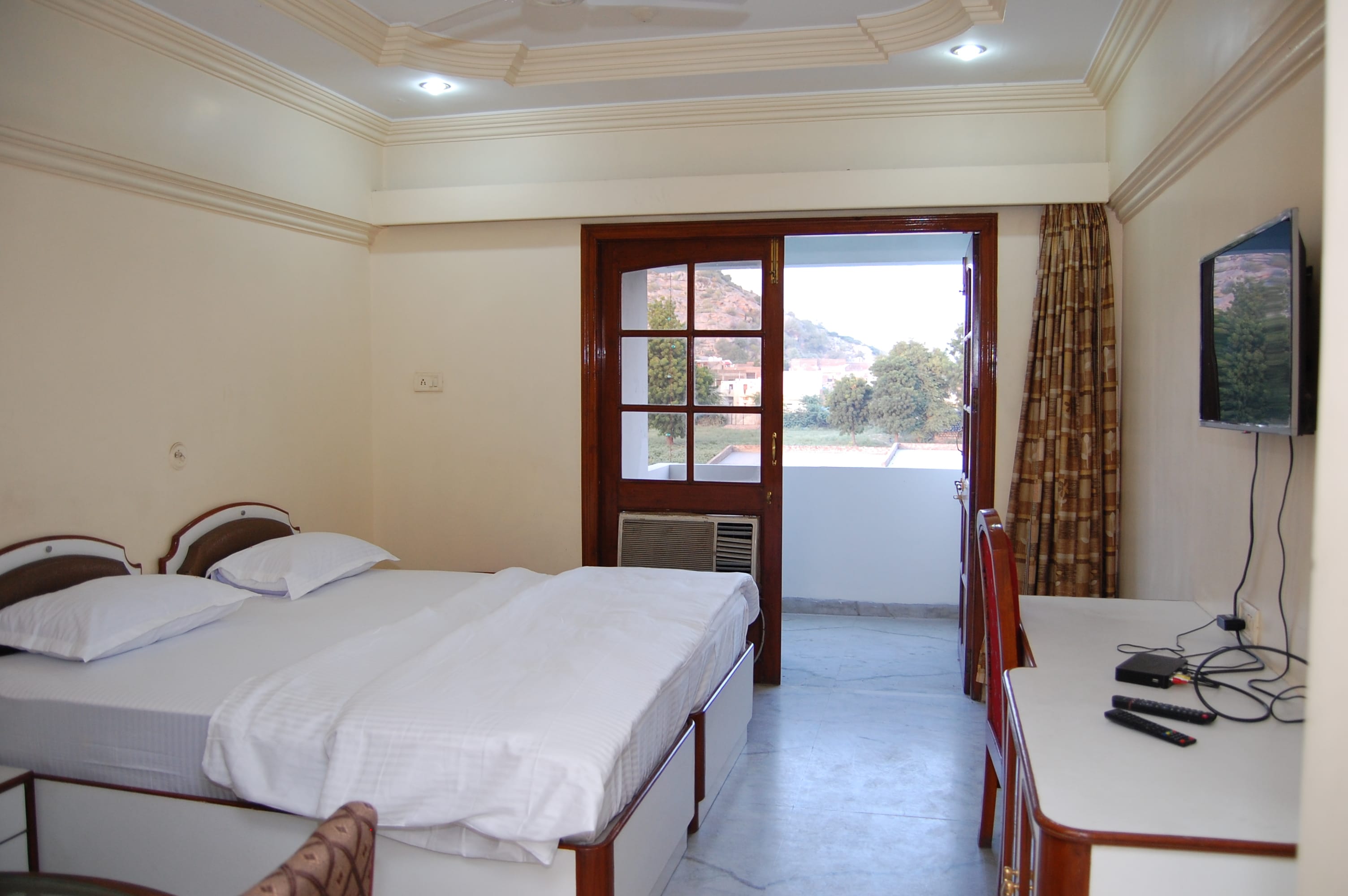 Hotel Mansarovar Vatika - Tap to explore photos