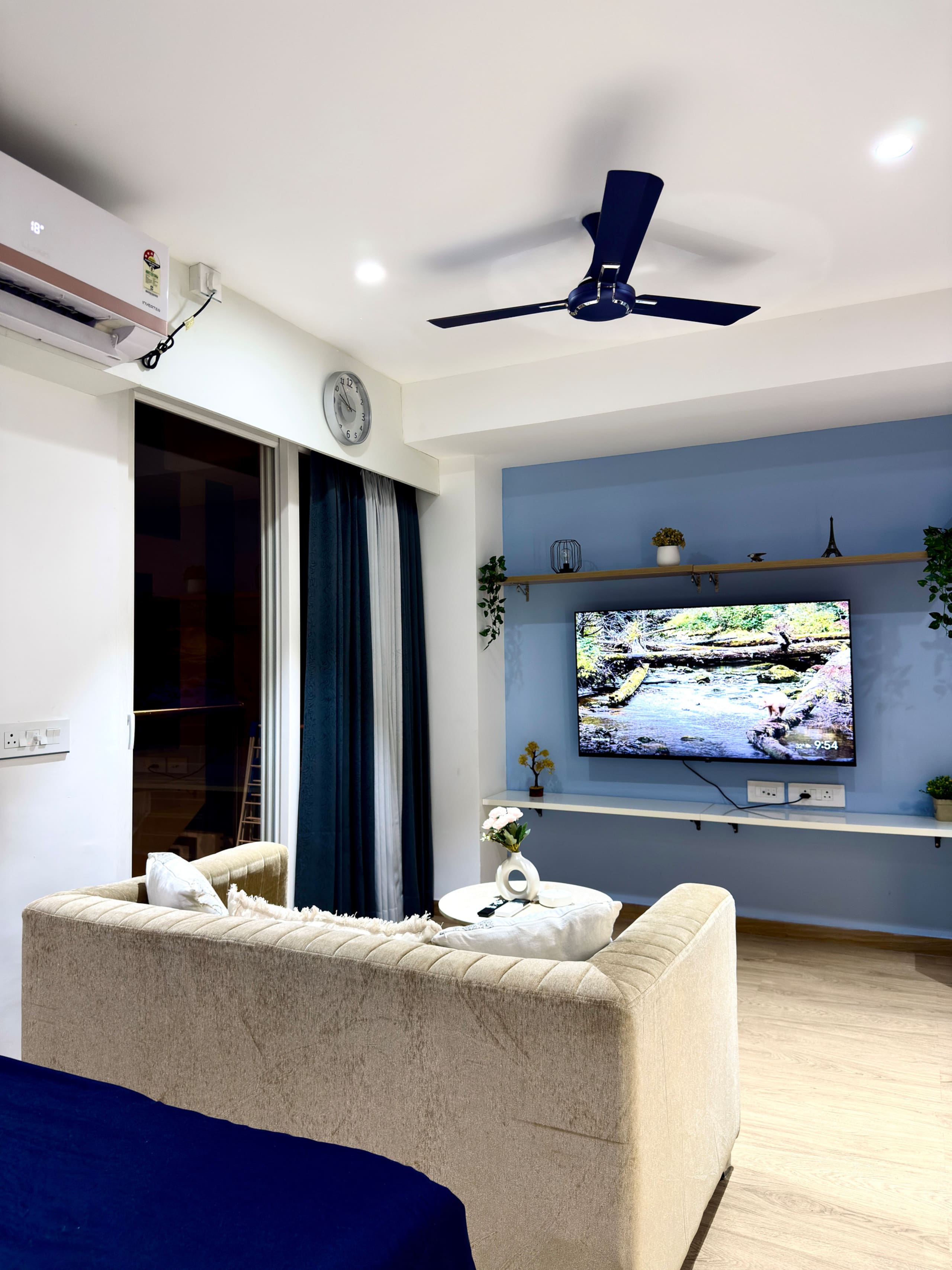 Olyra Living Modern Studio 5 Min Walk Airport - Tap to explore photos