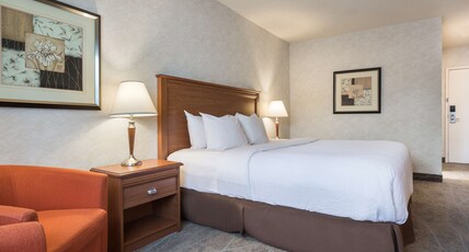 Best Western Glengarry Hotel Room Type - 1 King Bed, Non-Smoking, Main Building, Pillowtop Bed, High Speed Internet Access, Mini Fridge, Flat