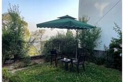 Pine view cottage with Lawn