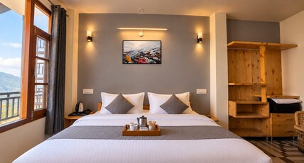 The Halt Narkanda - Rooms and Rooftop Cafe Room Type - Deluxe Room with Balcony (Valley View)
