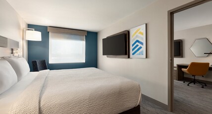 Holiday Inn Express Hotel & Suites Edmond Room Type - 1 Bedroom Suite