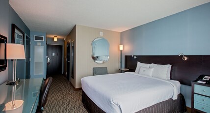 Crowne Plaza Lombard Downers Grove Room Type - 1 Queen Bed Standard Comm Access Tub