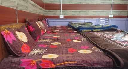 Right View Paying Guest House Room Type - Affordable Large Family Room (4 Beds)
