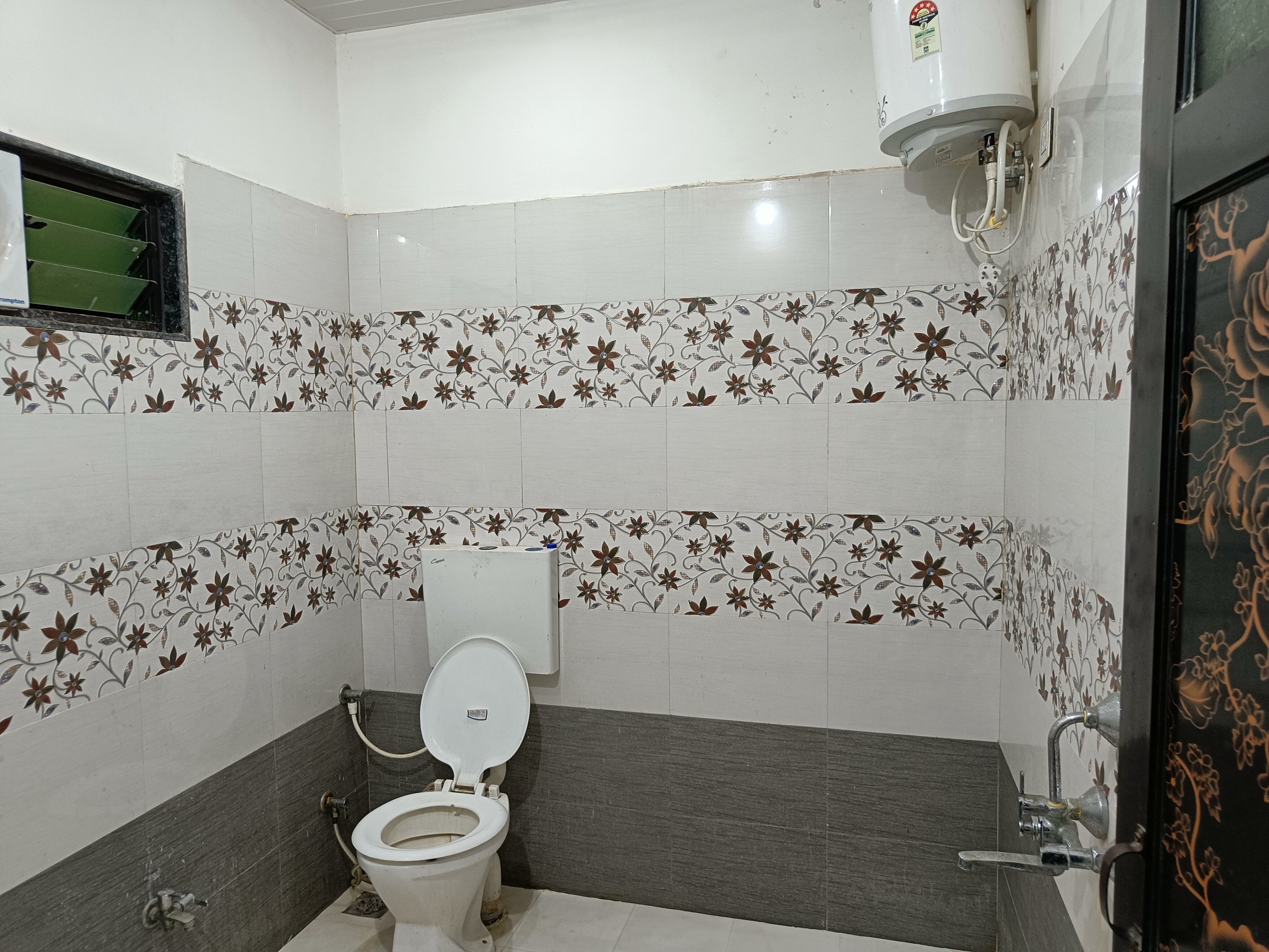 Royal Preet Guest House - Tap to explore photos