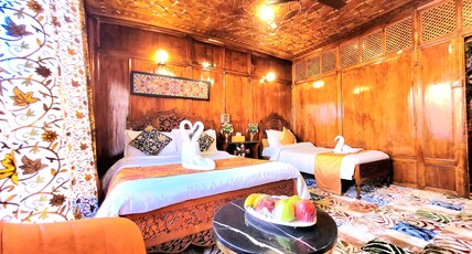 Aziz Palace Group of Houseboats | Hot & Cold AC Room Type - Deluxe Room