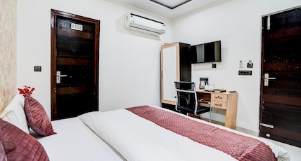 Kings Court Hotel Near Pitampura & NSP Room Type - Classic Room with AC & Smart Tv (Free Parking) Kings Court Hotel Near Pitampura & NSP Room Type - Classic Room with AC & Smart Tv (Free Parking)