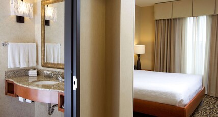 Hilton Garden Inn Cedar Falls Conference Center Room Type - 1 KING JR SUITE NONSMOKING