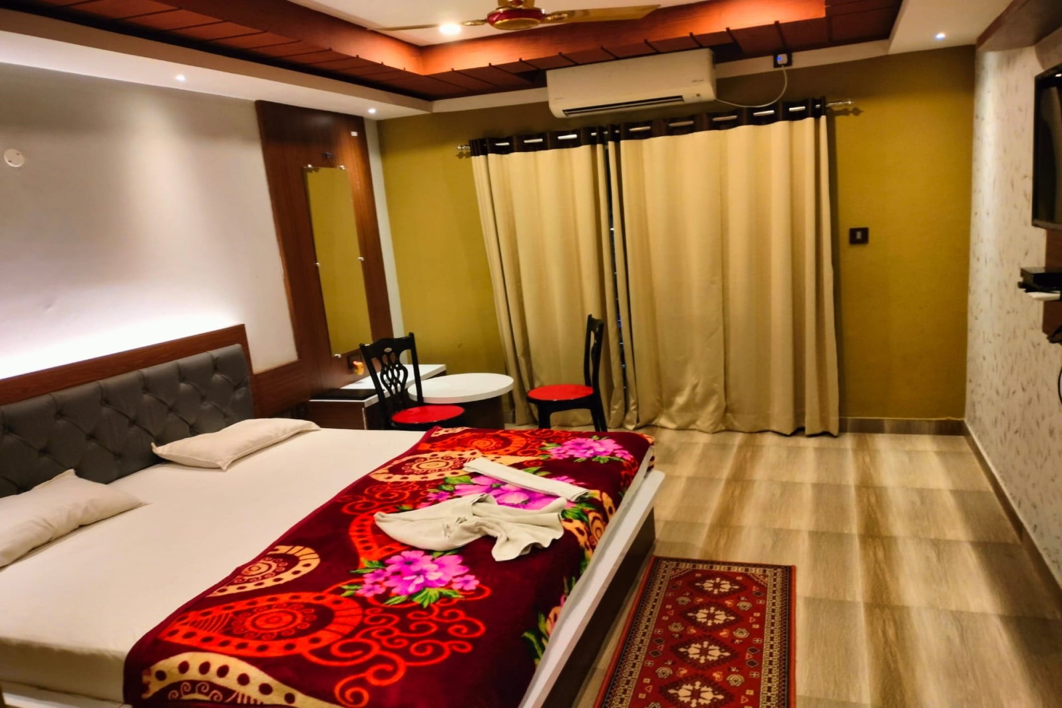 Hotel Penguin - Tap to explore photos