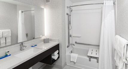 Holiday Inn Express & Suites Saskatoon East - University Room Type - 2 Queen Standard Comm Mobil