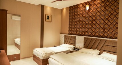 Giri Comfort Room Type - Deluxe Triple Room