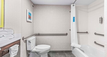 Hampton Inn Columbus-North Room Type - 2QN MOB HEAR ACC W TUB NS