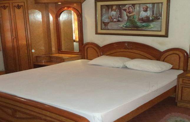 Hotel Mansarovar - Tap to explore photos