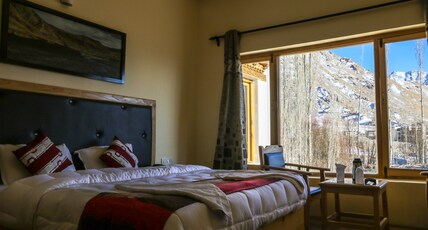 Hotel Khakshal Chubi Room Type - Deluxe Room