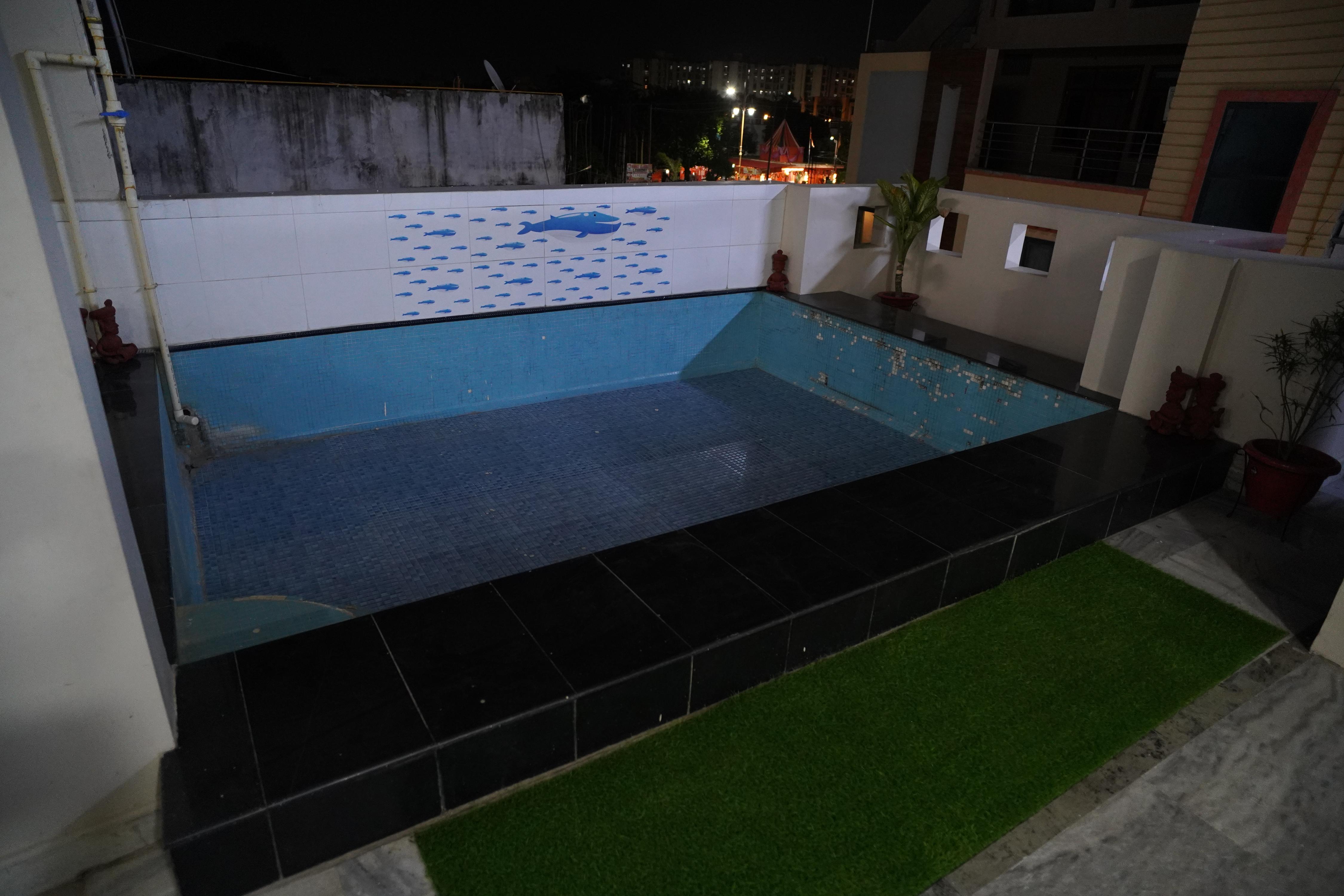 Shree Guest House - Tap to explore photos