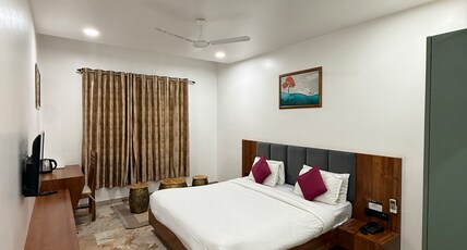 The Naklang Hotel & Restro Room Type - King Size Room