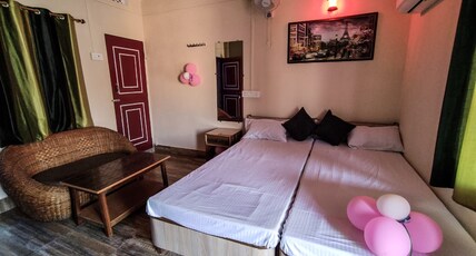 New Bombay Hotel Room Type - Deluxe Room with City View King Bed