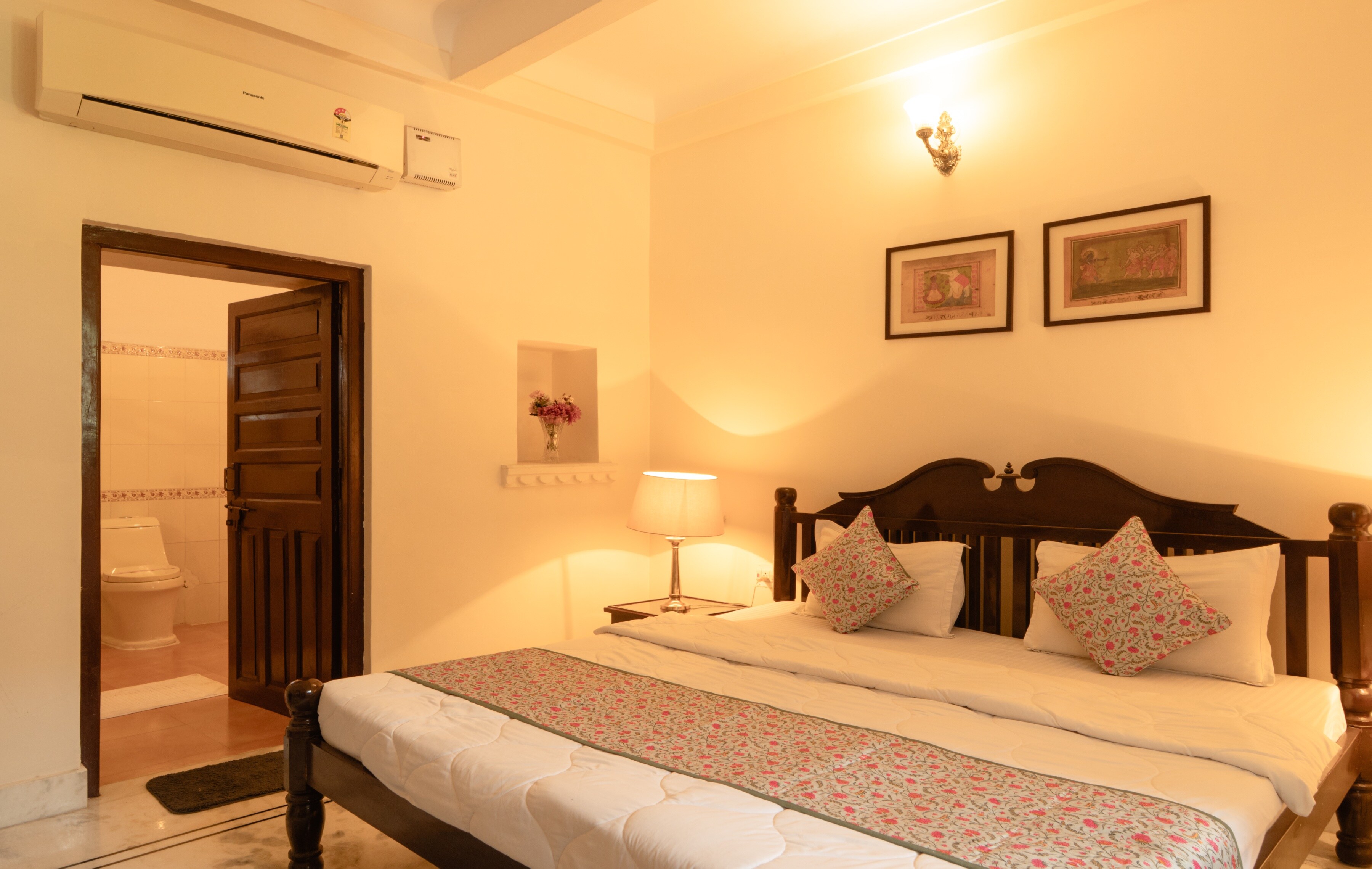 Rajmahal Palace -3 Luxury |FF rooms by Homeyhuts - Tap to explore photos