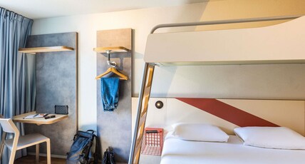 ibis budget Angoul Room Type - TRIPLE - Room with a large bed and a bunk bed