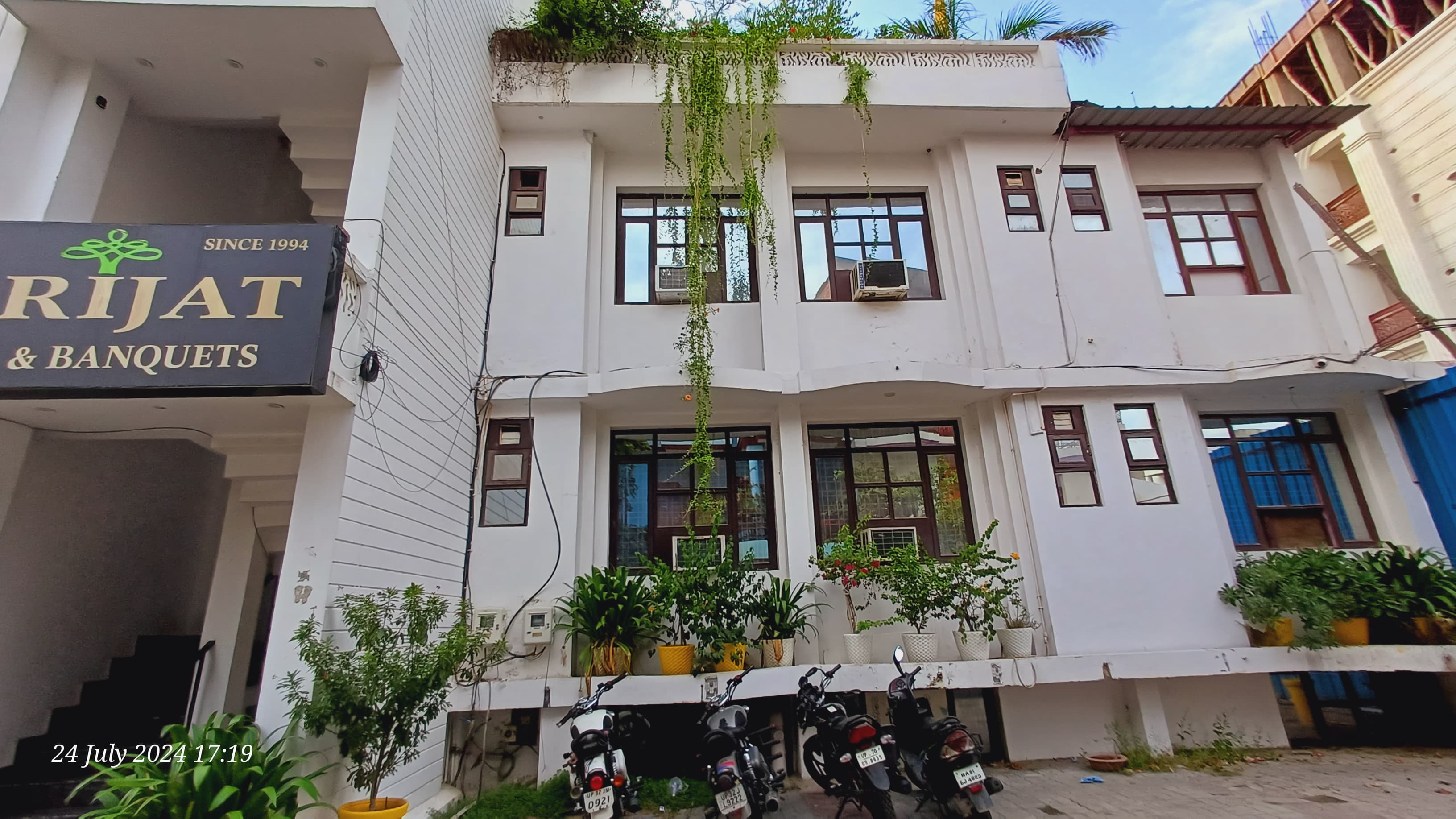 Hotel Vibrant Inn - A boutique Stay - Tap to explore photos