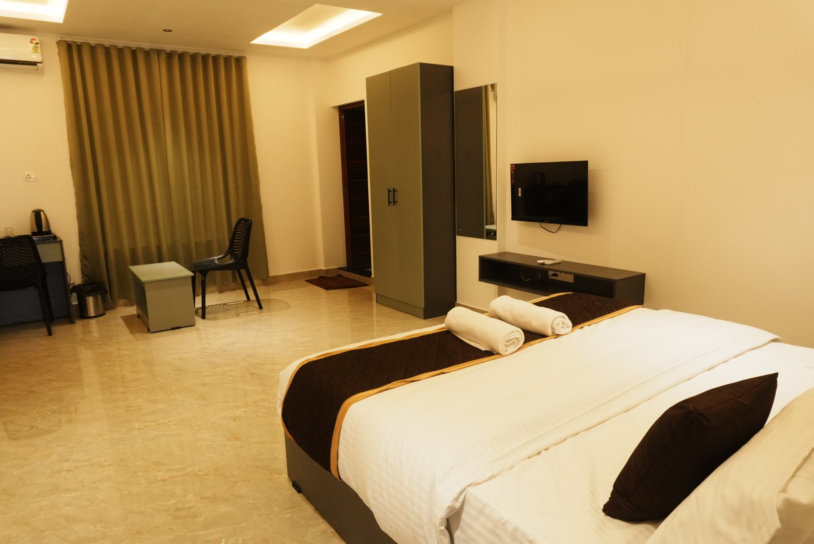 Selista Inn - Premium Apartments - Tap to explore photos