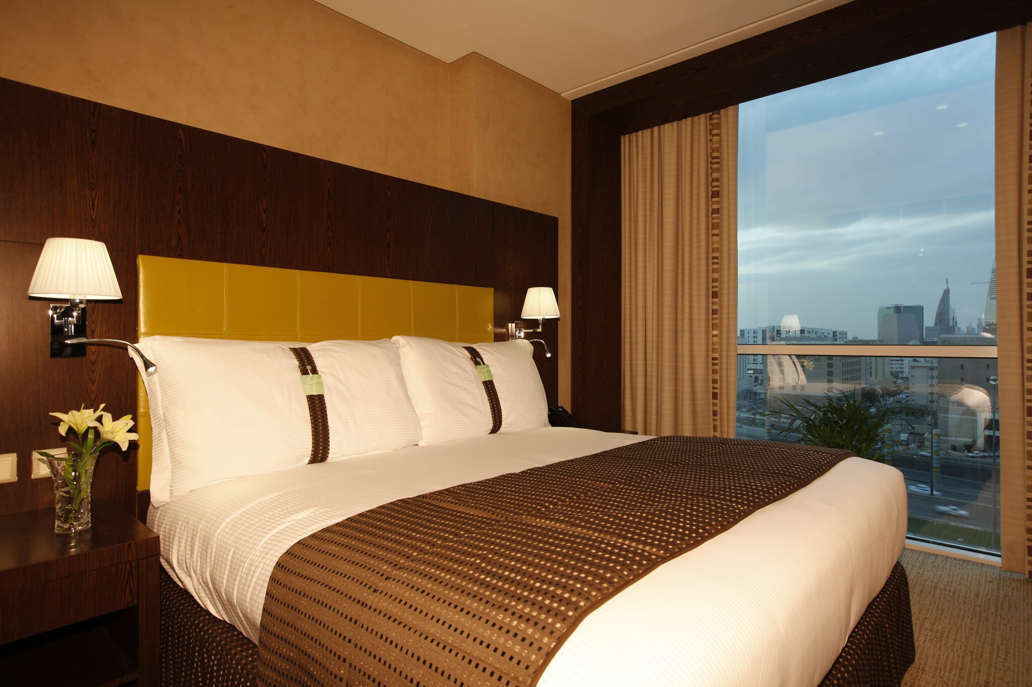 Holiday Inn Meydan - Tap to explore photos