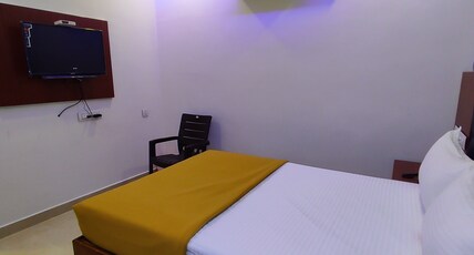 Hotel DB Max Room Type - Deluxe Double Bed Room