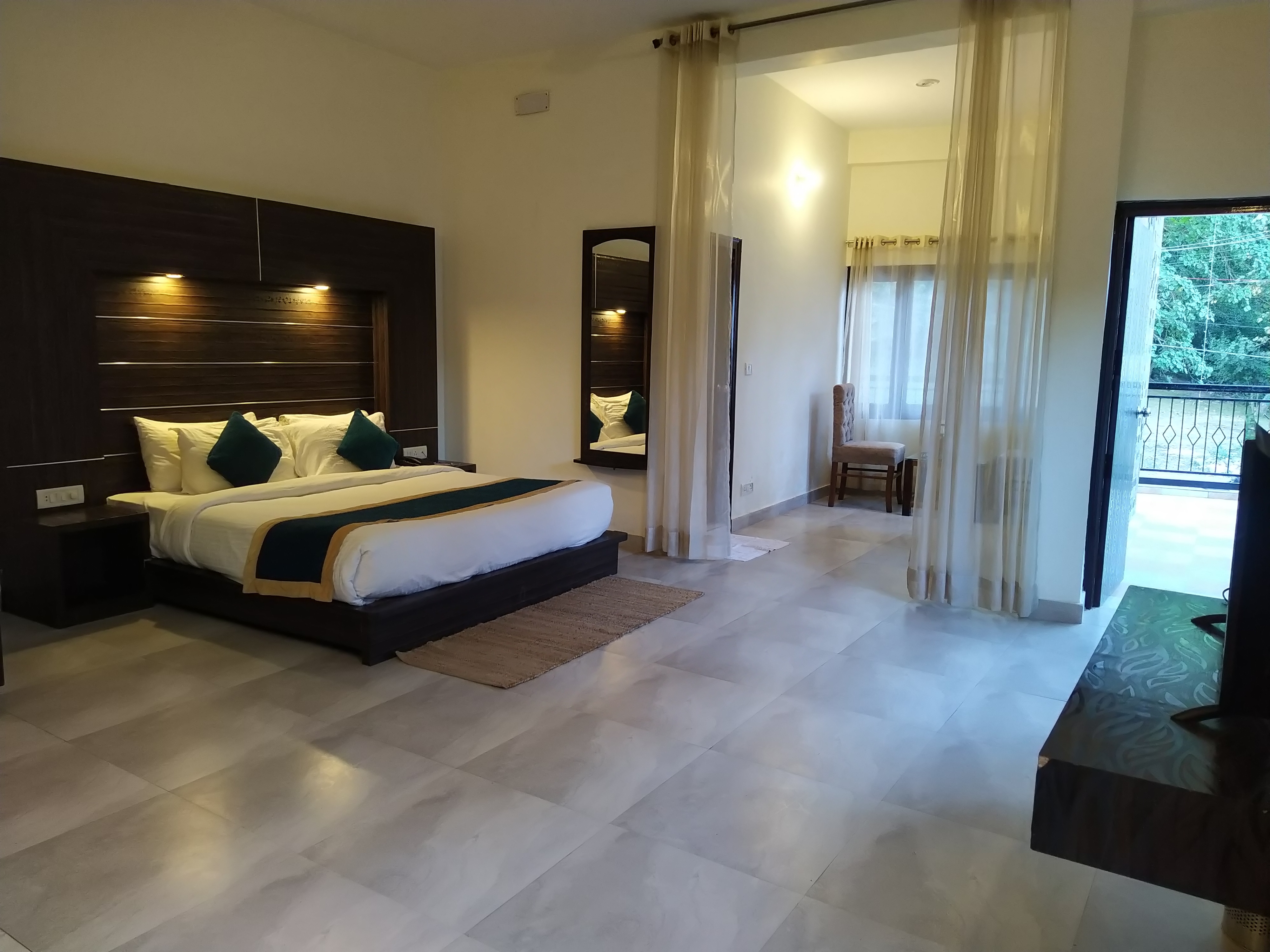 HOTEL HOLIDAY HIGHLIGHT - Tap to explore photos