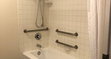 Holiday Inn Selma - Swancourt Room Type - 1 King Bed Standard Mobil Access Tub