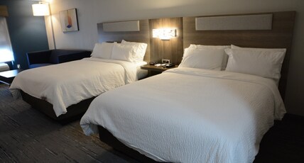 Holiday Inn Express ATHENS Room Type - 2 Queen Beds Suite Sofa Bed