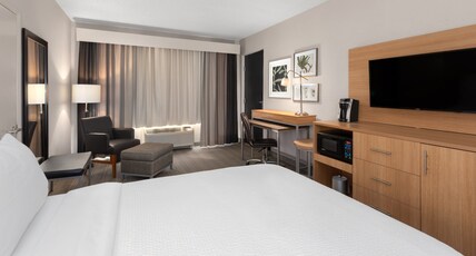 Holiday Inn El Paso West Sunland Park Room Type - 1 Queen Bed Standard Comm Access Tub