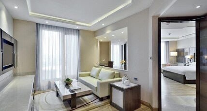 JW Marriott Mumbai Sahar Room Type - Premium Suite, Executive Lounge Access, 1 King, City View with Bathtub, Two-way Airport Transfer