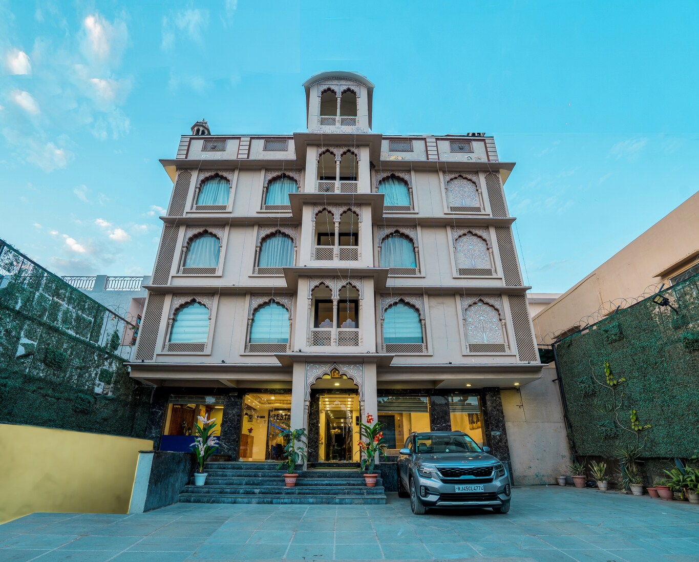 Hotel Royal Amer - Tap to explore photos