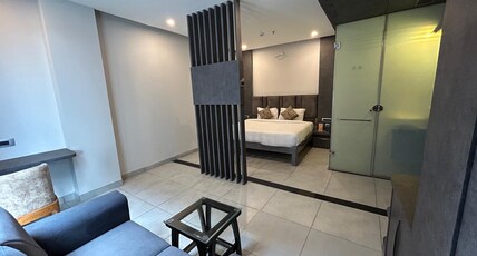 Hotel Ranbirs Alambagh Room Type - Suite Room With Sofa And Work Desk