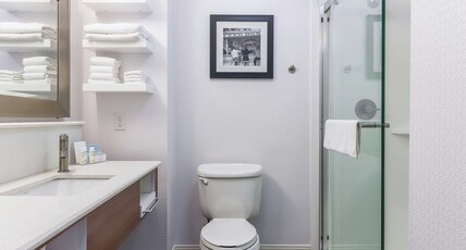 HAMPTON INN HEATH NEWARK Room Type - 2 QUEENS SHOWER ONLY NS