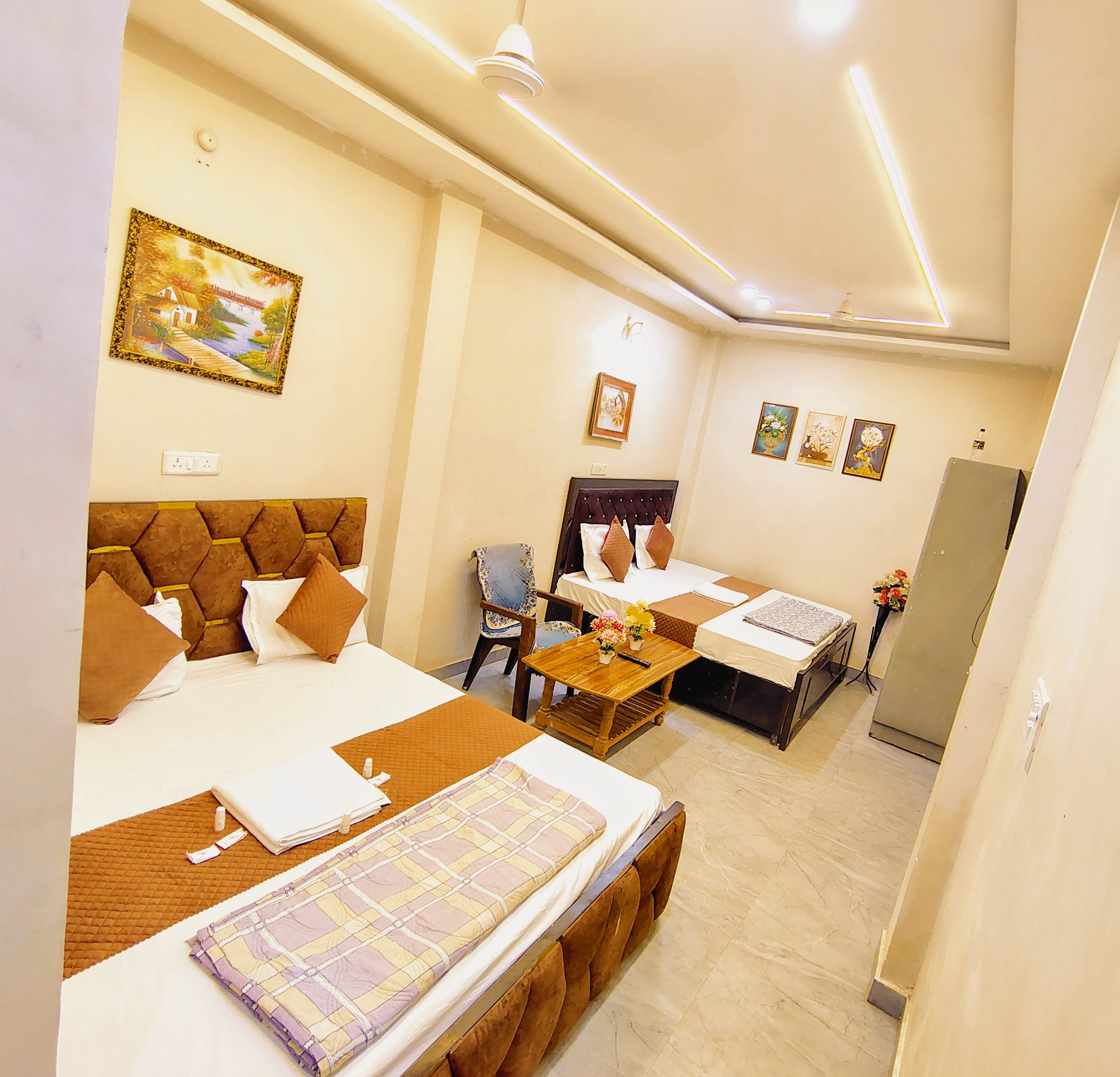 River Miles Inn 250 mtr from Vishwanath temple - Tap to explore photos